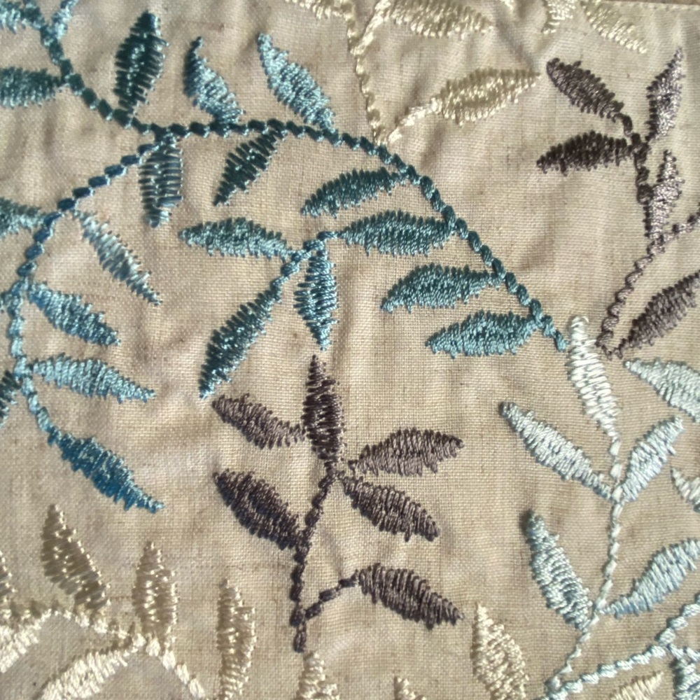 Set of 4 embroidered placements